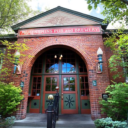 Mcmenamins Old St. Francis School Hotel Bend Exterior foto